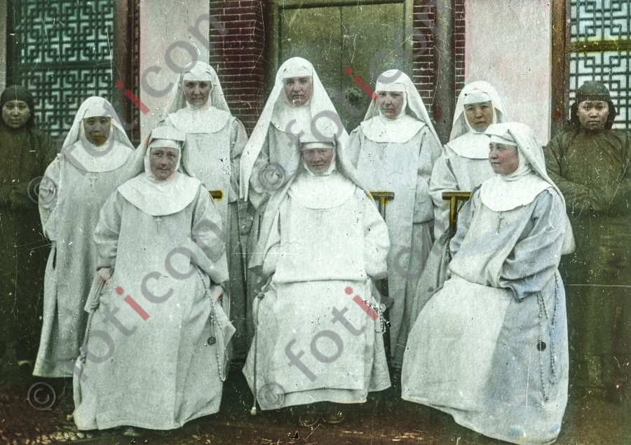 Ordensschwestern mit zwei chinesischen Postulantinnen ; Nuns with two chineses postulants (simon-173a-074.jpg)